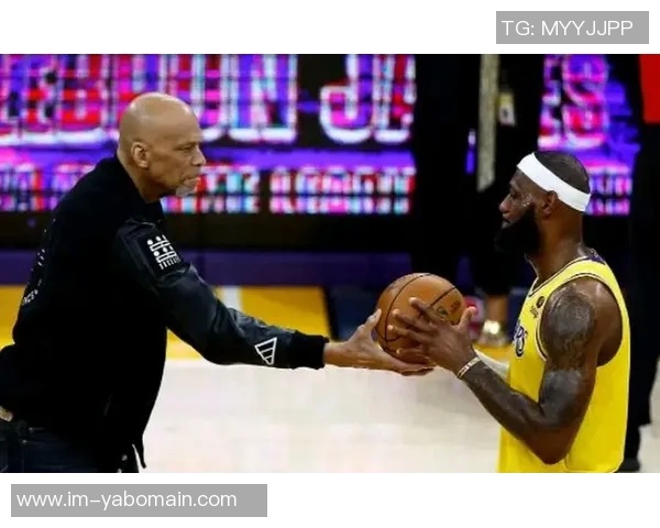 夸梅赞詹姆斯精彩表现十步上篮得分展现历史得分王的优雅风采