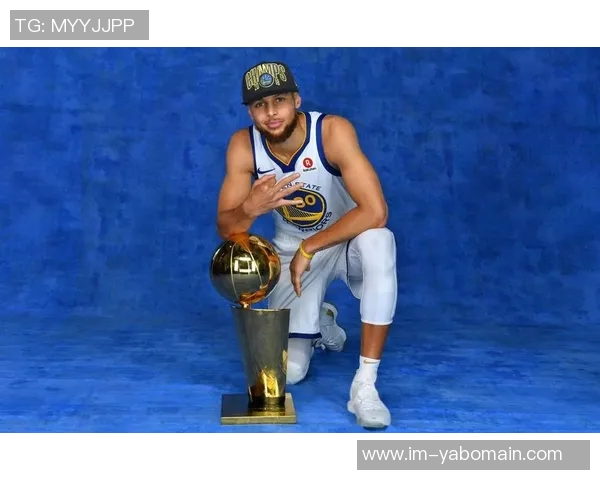 库里坚定支持管理层工作称不做假设性猜测相信邓利维的决策能力 库里坚定支持管理层工作称不做假设性猜测相信邓利维的决策能力